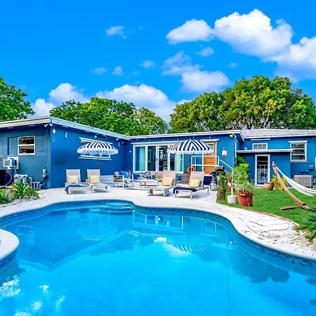Pool And Beach Relaxing Close To Everything